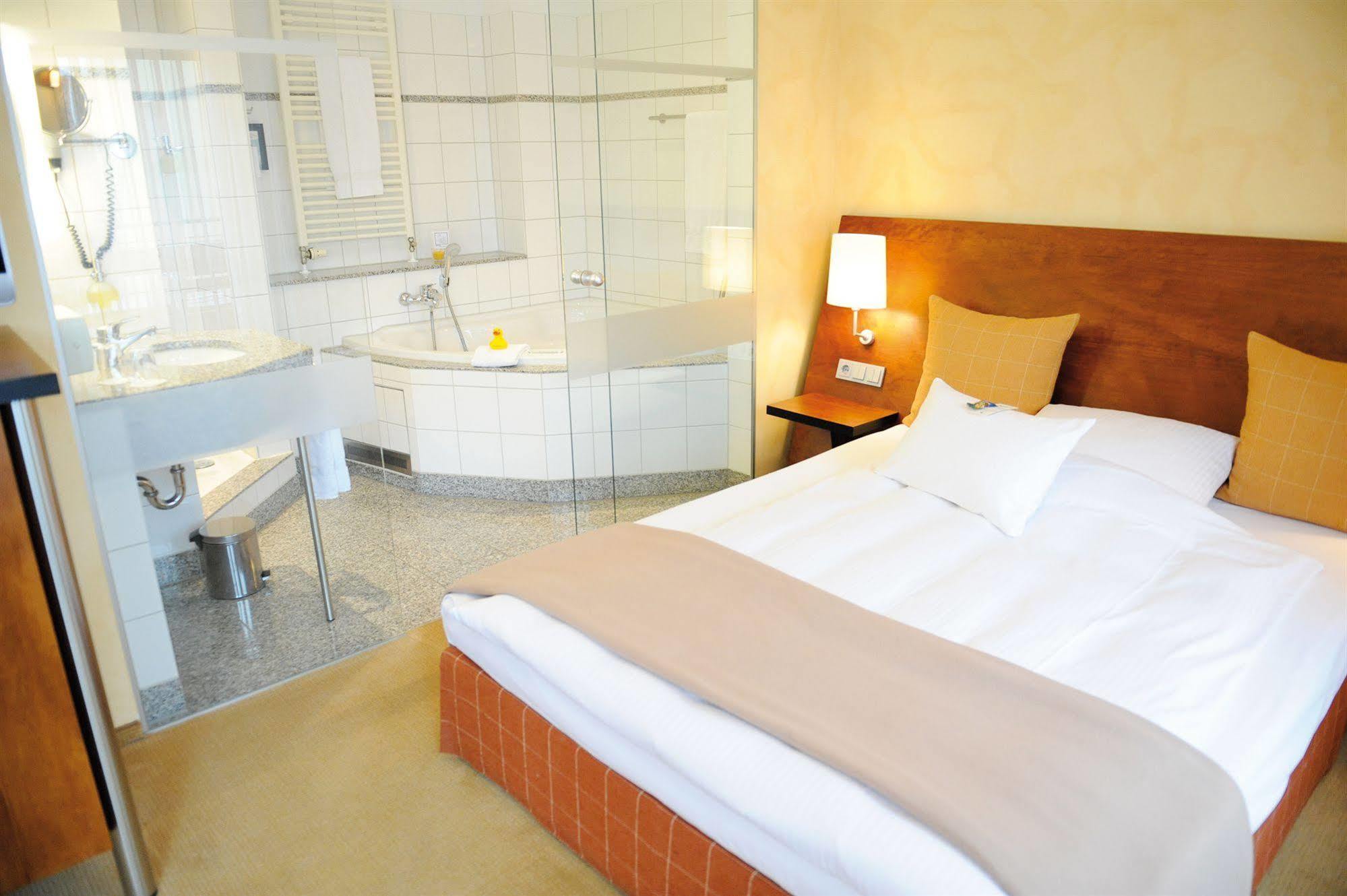 Wellings Romantik Hotel Zur Linde 뫼르스 외부 사진